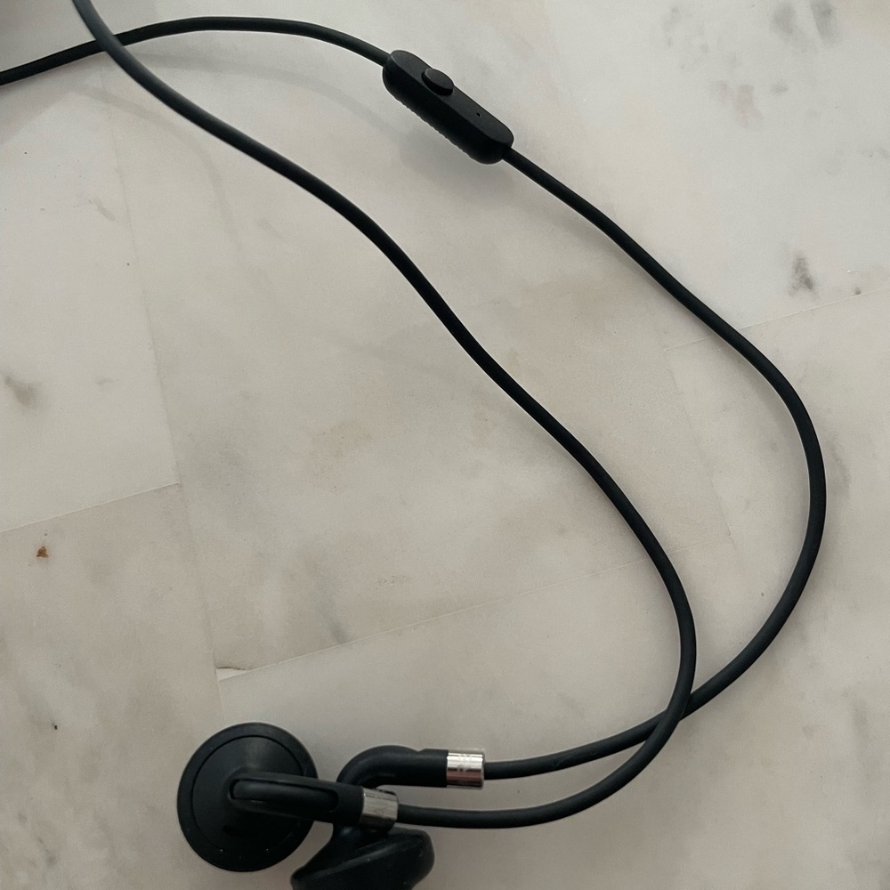 New Peloton Black Earbud Headphones with Microphone - Picture 2 of 3